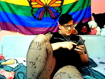 Stripchat Watch Live Sex Cams of Xyra_Noir