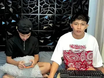 Stripchat Nude Webcam of roberthugecock
