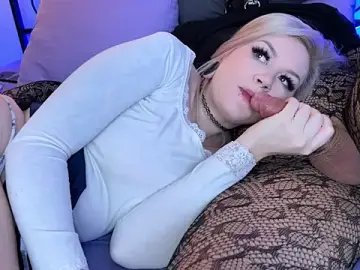 Stripchat Free Porn Cam of 2_girls_1_dick