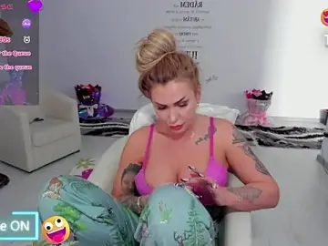 Stripchat Free Live Porn of Nicol2Naya