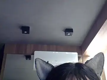 Stripchat Adult Webcam of SkinnyKitten